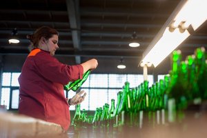 Svarstant dėl alkoholio pardavimo švelninimo – siūlymas dar labiau griežtinti sąlygas: keistų valandas