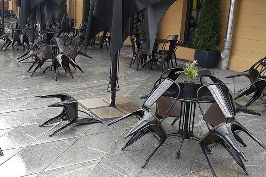 Išvirkščias pandemijos švarkas. Kas maitins biudžetą, jei skolos pražudys įmones?   