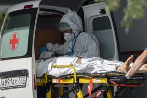 Su naujausia COVID-19 forma susidūrusi Rusija – tarsi košmare: palatos užkimštos, pacientai guli ant žemės