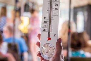 Neįtikėtina: pleškinant 30 laipsnių karščiui vietoj kondicionieriaus į pajūrį keliaujančiame autobuse įjungė šildymą