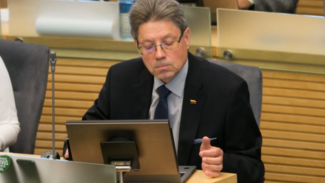 S. Šedbaras apie parlamentarų atostogų įteisinimą: Seimo nariai gali dirbti ir paplūdimyje