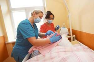 Didės socialinių darbuotojų atlyginimai – jiems atrado kone 3 mln. eurų  