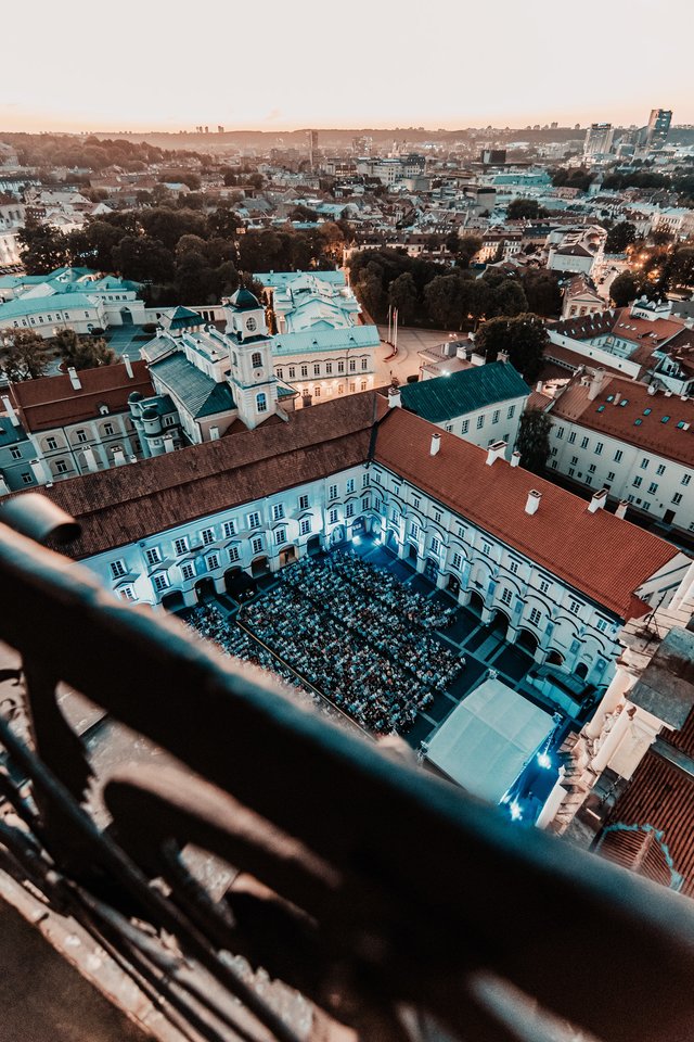 Rugpjūčio mėnesį Vilniaus universiteto didžiajame kieme ir Mokytojų namų kiemelyje („Vasaros terasoje“) vyks tradicinis miesto muzikos festivalis „Untold City“.<br>Martyno Vitėno nuotr.