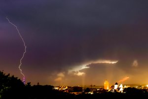 Sinoptikai perspėja: kaitrą staigiai keis liūtys su perkūnijomis ir kruša