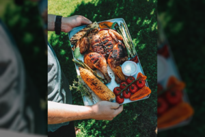 Išbandykite ypatingai keptą viščiuką: taps tikra Joninių stalo pažiba