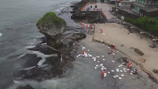 Netoli Taivano pradėti naftos išsiliejimo jūroje darbai: nelaimę sukėlė trūkęs vamzdis