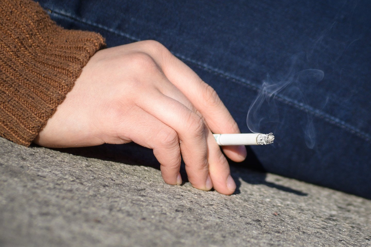Nesaugumas, emocinis šaltumas ir kiti vaikystėje patirti išgyvenimai gali būti viena iš priežasčių, kodėl žmonės pradeda rūkyti.<br>J.Stacevičiaus nuotr.