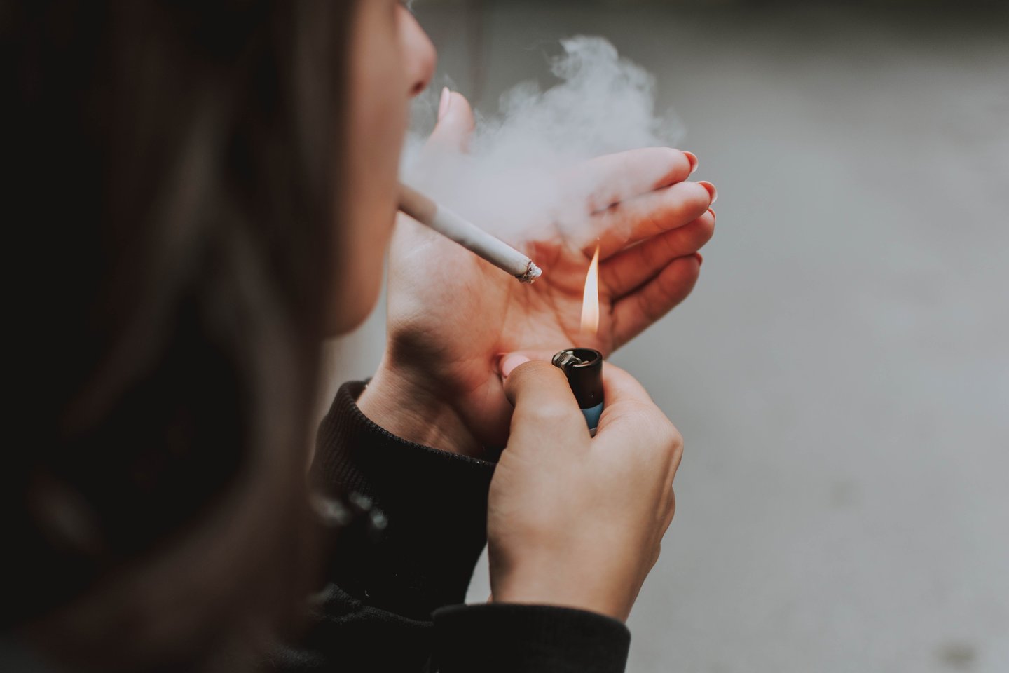 Nesaugumas, emocinis šaltumas ir kiti vaikystėje patirti išgyvenimai gali būti viena iš priežasčių, kodėl žmonės pradeda rūkyti.<br>Pexels.com nuotr.