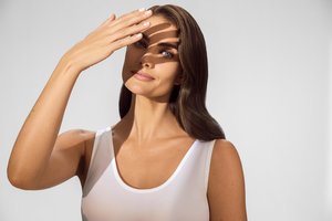 Vasaros „dovanėlės“ ant veido – pigmentinės dėmės: pataria, kaip jų išvengti