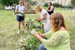 Per laužą šokinėsime su kaukėmis: ar tropinių karščių metu jos dar reikalingos?