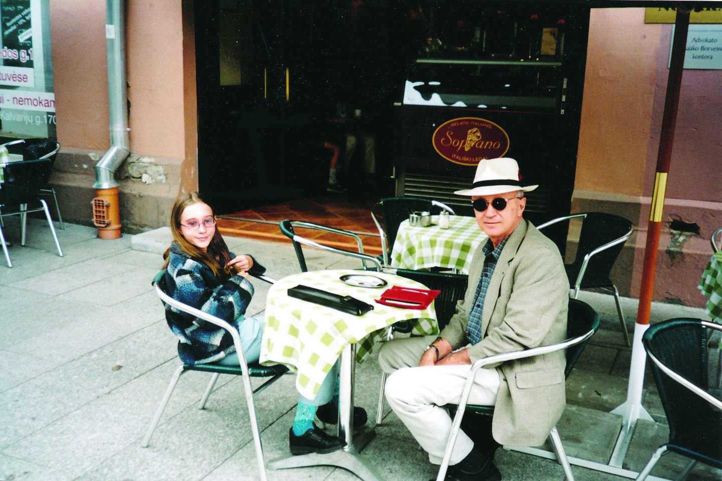 Dvylikametė Andrea su tėčiu Pilies gatvėje Vilniuje.<br>Nuotr. iš asmeninio archyvo 