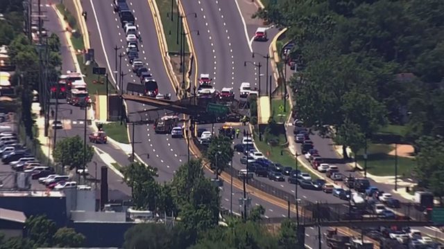 Vašingtone sugriuvo pėsčiųjų tiltas: sužeisti penki žmones