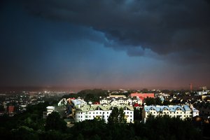 Dalį Lietuvos nusiaubus audrai jau skaičiuoja žalą: be elektros – apie 5 tūkst. namų ūkių, ugniagesiai vos spėjo suktis