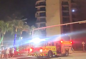 Floridoje sugriuvus daugiaaukščiui žuvo mažiausiai vienas žmogus, keletas sužeisti