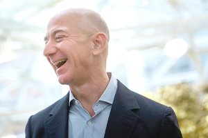 Renkami parašai peticijai, kad verslo magnatas Jeffas Bezosas nusipirktų Moną Lizą ir ją suvalgytų