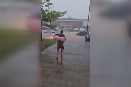 Užfiksavo, kas dėjosi Šiaulių gatvėse po liūties: plaukimo ratus griebę žmonės pasileido maudytis