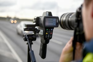 Išskyrė tris priežastis, kodėl vairuotojai vis dar linksta viršyti greitį
