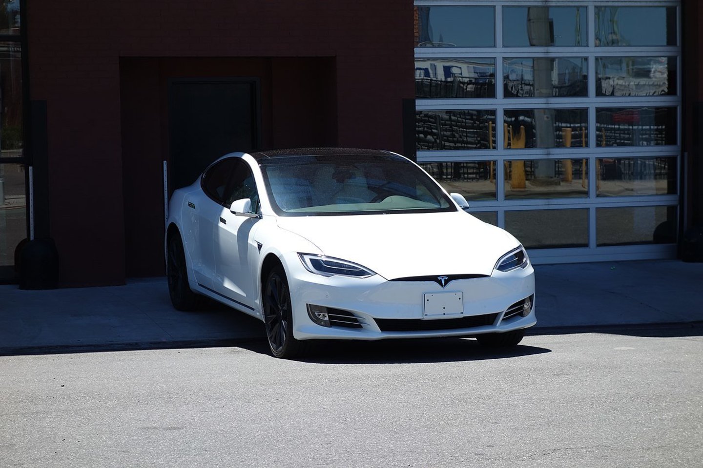 „Tesla“ kartu su startuoliu „Revel“ ketino Niujorke paleisti 50 elektrinių taksi.<br>commons.wikimedia.org nuotr.
