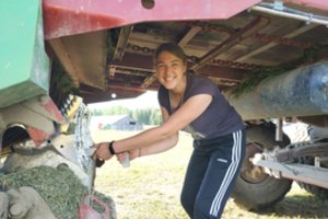 Tokios darbuotojos pavydėtų daugelis: anksčiau vyrai iš sunkiąją techniką vairuojančios „konkurentės“ šaipėsi, dabar tyli