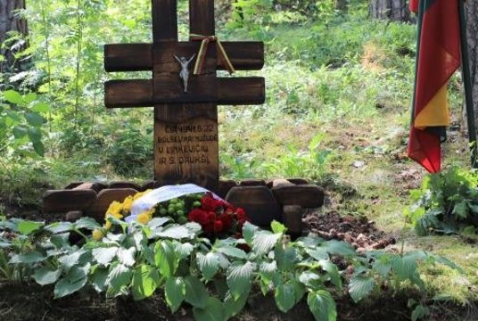 Sukilimo 80-metį įprasmino pakaunėje atnaujindami medinį kryžių 