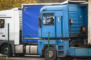 Trūksta keliolikos tūkstančių vilkikų vairuotojų – savo daro ir įtampa Baltarusijoje