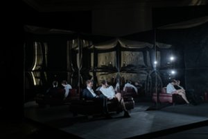 Spektaklyje „Kas nužudė mano tėvą“ – žiūrovo atspindys dekoracijoje