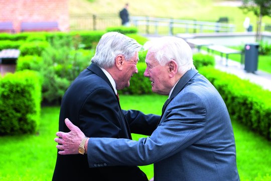 Raimundo Mieželio jubiliejų minėdamas Valdas Adamkus ryžosi nusižengti medikų draudimui