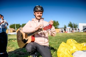 A. Bružas ryžosi neįtikėtinai avantiūrai: užgrojo gitara 1000 metrų aukštyje