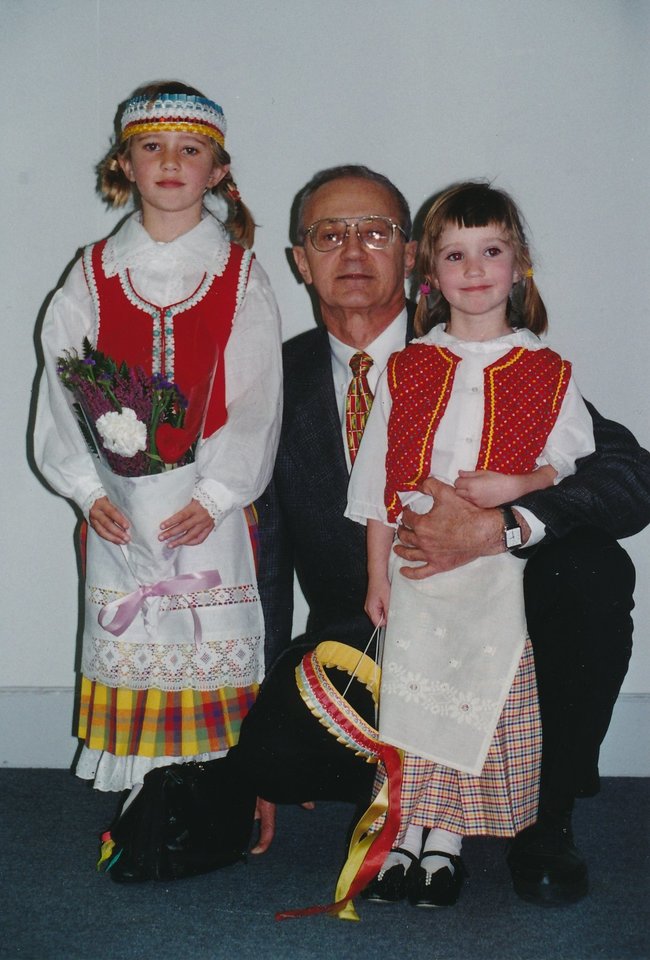 Andrea (dešinėje), sesuo Marcelė ir tėvas per lietuvių šventę JAV.<br>Nuotr. iš asmeninio archyvo 