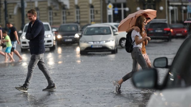 Sinoptikų žinios: Lietuvą skalaus lietus, tačiau karštis niekur nesitrauks