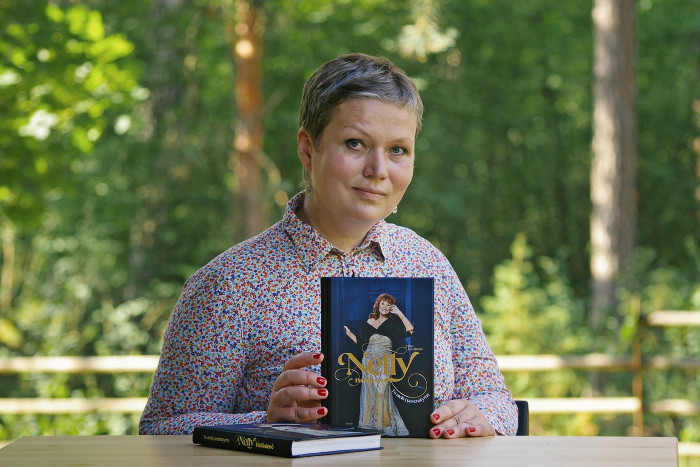 Žurnalistė I.Laužikaitė papasakojo dainininkės N.Paltinienės gyvenimo istoriją.<br> V.Redeckio nuotr.