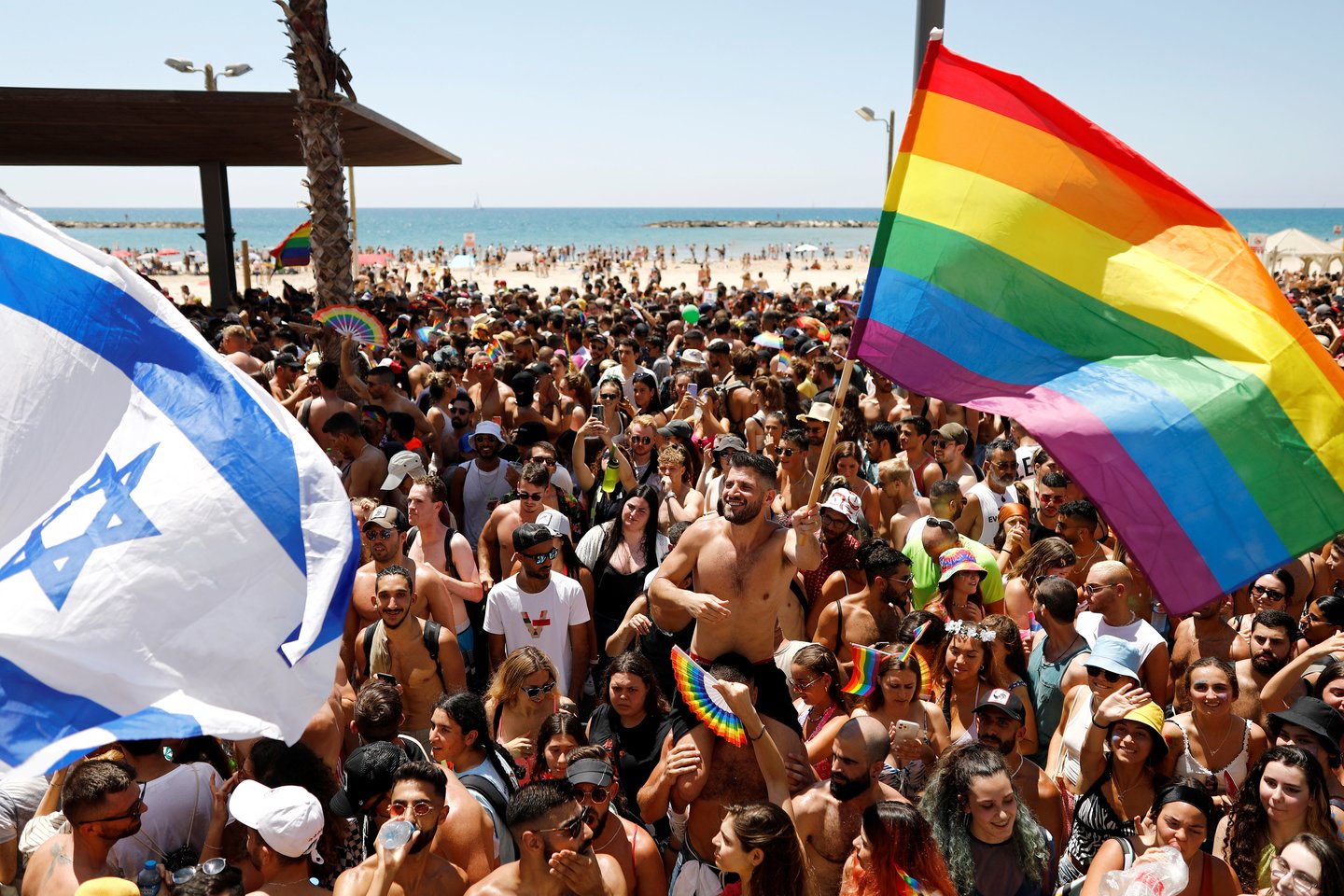 Tūkstančiai žmonių dalyvavo „Pride“ parade Tel Avive.  <br> Reuters/Scanpix nuotr.