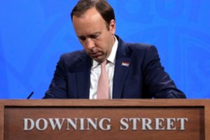 Atsistatydina Jungtinės Karalystės sveikatos sekretorius: užmezgė romaną ir pažeidė taisykles