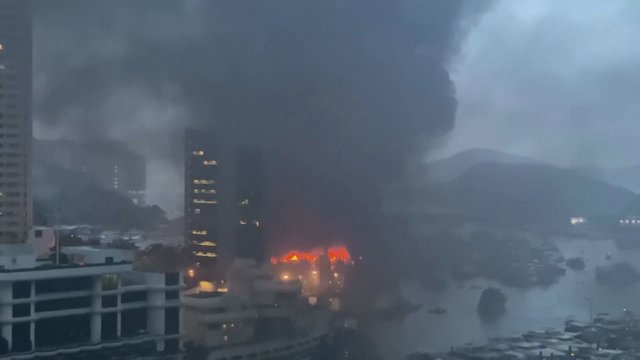 Honkongo prieplaukoje degė 16 laivų: tiršti dūmai užtemdė dangų
