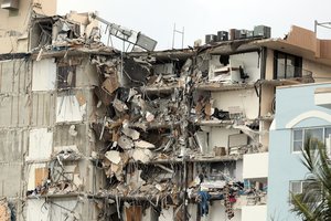 Daugiabučio griūtis Floridoje: rastas dar vienas žmogaus kūnas, ieškoma 156 dingusiųjų