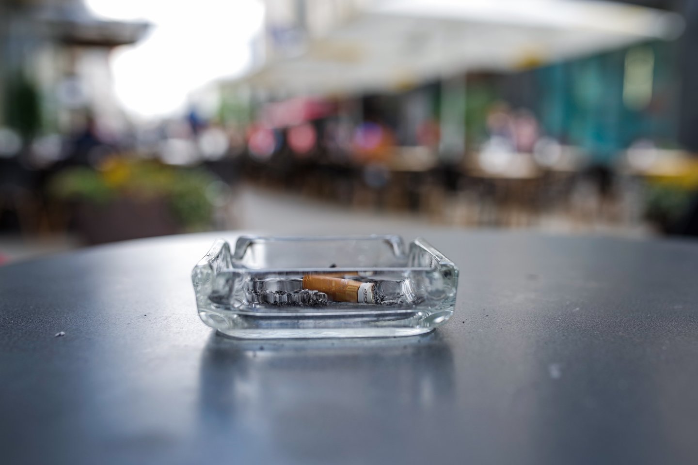 Nuo šių metų pradžios įsigaliojo nauji reikalavimai kavinių, barų bei restoranų savininkams, kurie savo viešojo maitinimo įstaigose turi įrengti ir pažymėti rūkymui skirtas vietas.<br>V.Ščiavinsko nuotr.