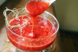 Pasakiškai skani braškių ir rabarbarų uogienė su kardamonu ir pipirais