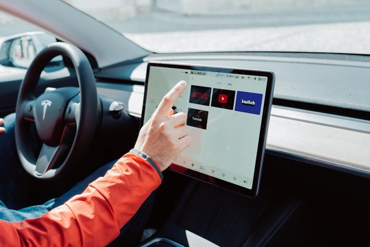 „Tesla“ Kinijoje atšauks 285 tūkst. automobilių – iškilo problemų