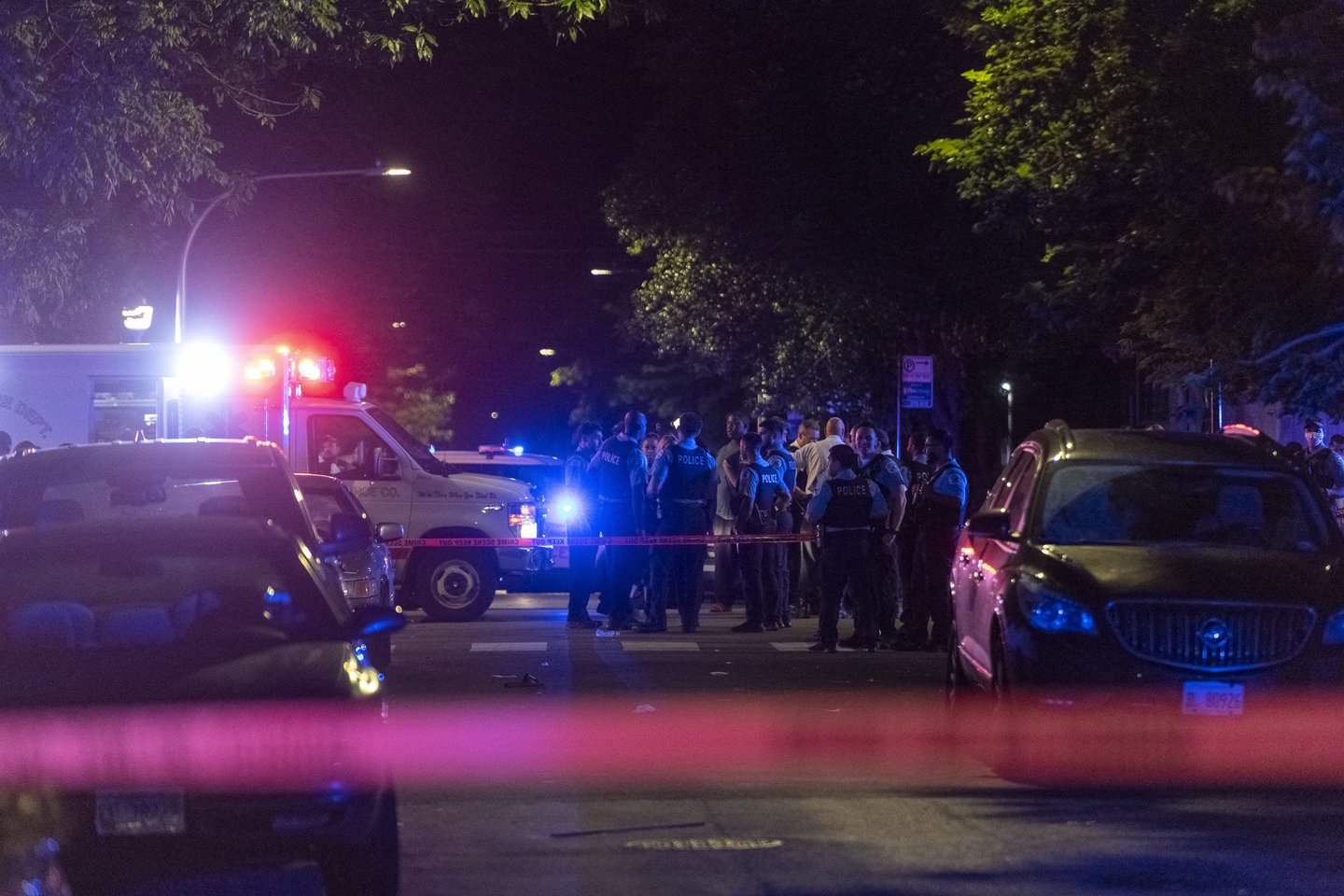 Čikagoje per du atskirus šaudymo incidentus sekmadienį vakare žuvo vienas ir buvo sužeista dar mažiausiai 13 žmonių, pranešė policija.<br>AP/Scanpix nuotr.