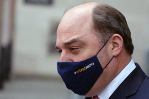 Jungtinės Karalystės kariuomenės vadai ir gynybos sekretorius dėl COVID-19 priversti izoliuotis