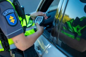 Klaipėdiečiai „pasistengė“ – sugauta 18 neblaivių vairuotojų, vienas turėjo ir narkotinių medžiagų