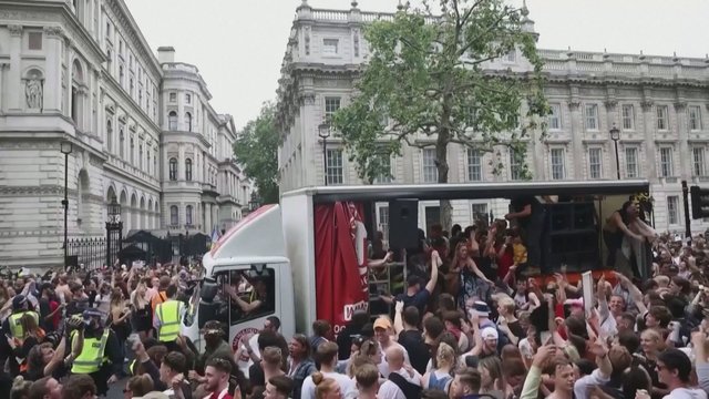 Neeilinis protestas Londone: nepaisydami reikalavimų, žmonės šoko ir kėlė triukšmą