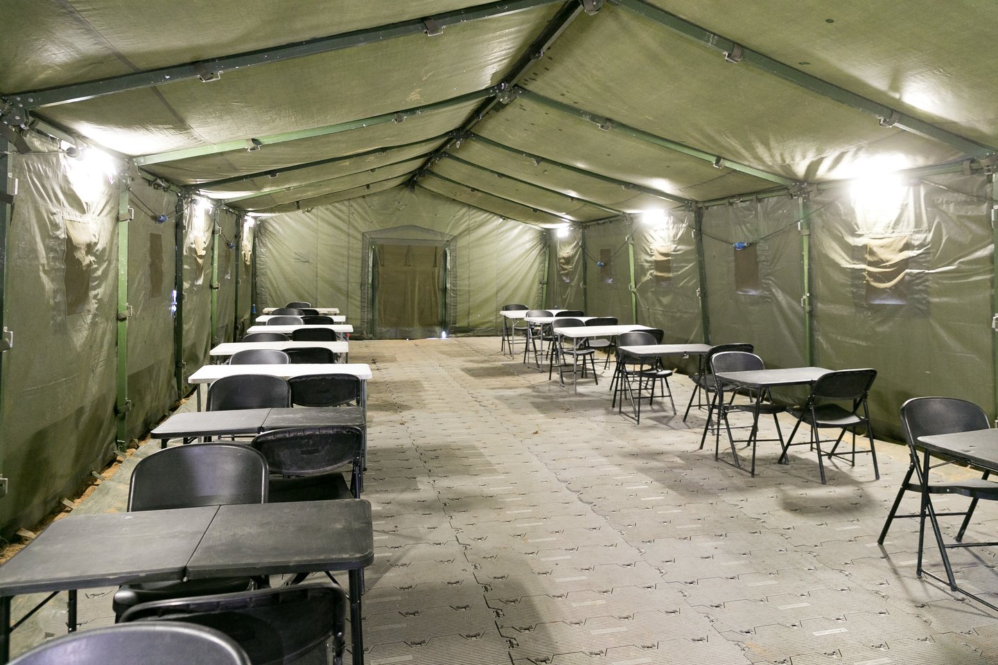 Užsieniečių registravimo centro (URC) vadovas Aleksandras Kislovas pripažįsta, kad atmosfera centre nėra puiki<br>T.Bauro nuotr.