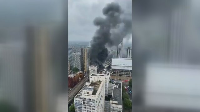 Londono centre netoli geležinkelio stoties kilo didžiulis gaisras