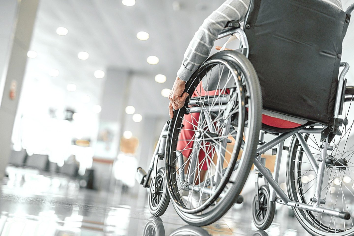 Neįgaliųjų vežimėlis daugeliui žmonių grąžino dalį judėjimo laisvės.<br>123rf nuotr.
