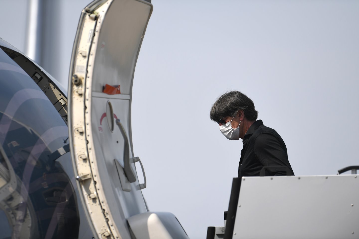  Į lėktuvą lipantis J.Loewas nori savo erą Vokietijos rinktinėje pažymėti didele švente.<br> Reuters/Scanpix nuotr.