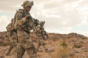 Proiranietiški kovotojai po JAV antskrydžių atakavo amerikiečių bazę Sirijoje