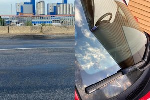 Nuo karščio išsilydžiusiame asfalte susidariusi duobė pridarė rūpesčių – automobilį teks remontuoti