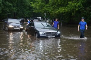 Rusiją nusiaubė galinga stichija: gatvės virto upėmis, nuplėšyti namų stogai, kilo gaisrai