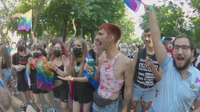 Šimtai ispanų žygiavo parade už translyčių žmonių teises: diskusijų sukėlė vyriausybės patvirtintas įstatymo projektas